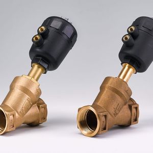 Der erste Preis ging an die Fälschung des Schrägsitzventils „Typ 2000“ der Bürkert Werke GmbH & Co. KG. Rechts im Bild ist das Plagiat, das von der Ningbo ACME Industrial Automation Co. Aus China stammt. Der Nachahmer hat ein ganzes Produktprogramm kopiert. Er verletzt die international registrierte Bildmarke (4 Streifen) und das u.a. in China eingetragene Design. Bei der 1:1 Kopie des Ventils wurden alle Bürkert-typischen Designelemente, z.B. die Rahmen um die Zahlen beim Messingventilgehäuse, übernommen, so dass Verwechslungsgefahr besteht.(Bild:  Aktion Plagiarius e.V.)