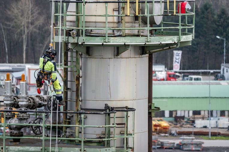 Rope access makes it possible to inspect even those parts of the plant that are difficult to access. (Bilfinger)