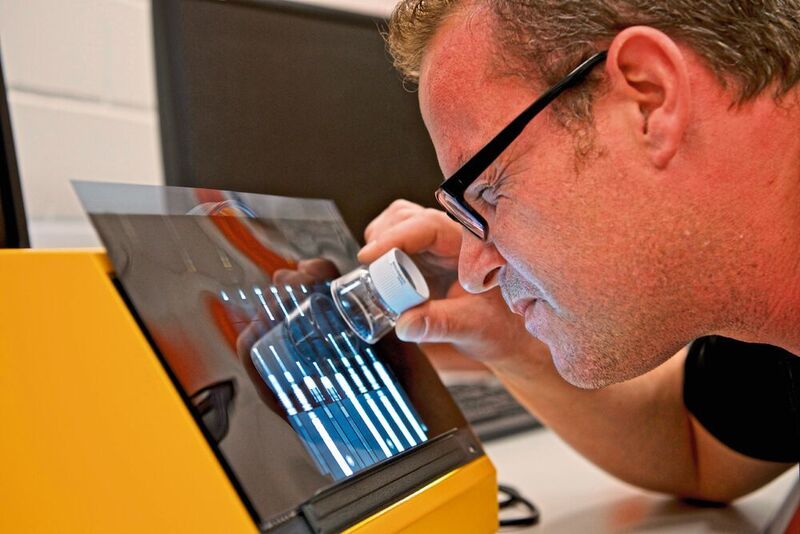 Jan Hovind kontrolliert die Bildqualität einer Neutronen-Aufnahme von pyrotechnischen Bauteilen.  (Paul Scherrer Institut, Markus Fischer)