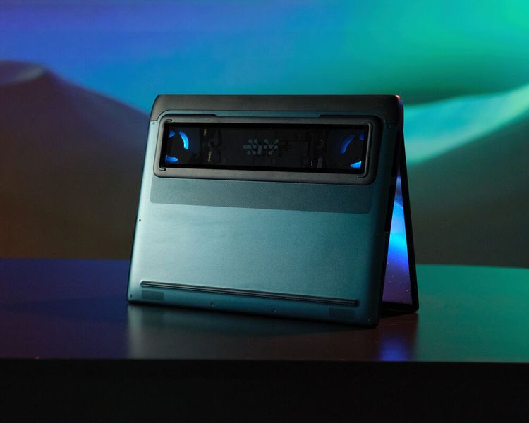 Ein Fenster aus Gorilla-Glas erlaubt den Blick auf die Lüfter mit RGB-Beleuchtung. (Bild: Shaun Lucas)