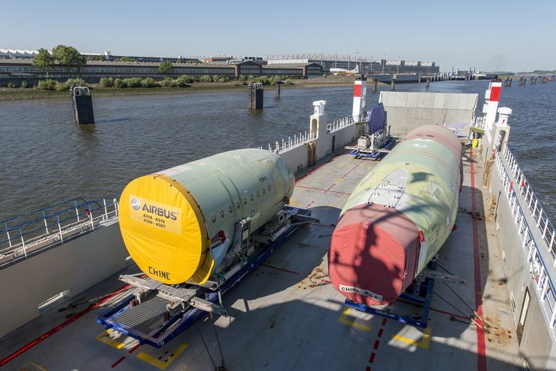 Tansport des 200. Shipset A320 FAL auf dem Spezialschiff Kugelbake vom Airbus-Anleger zum HHLA Container. (Bild: Airbus/Christian Brinkmann)