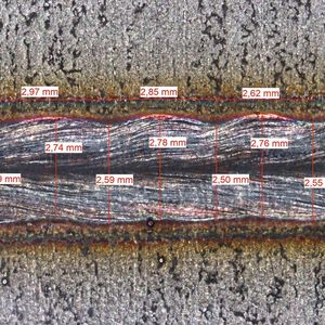 Mit dem Twin-Weld-Verfahren wird eine bessere Vermischung im Schmelzbad erreicht, sodass Spalte schneller überbrückt werden können. Dadurch gewinnt die Schweißnaht an Festigkeit.(Bild:  LMB Automation)