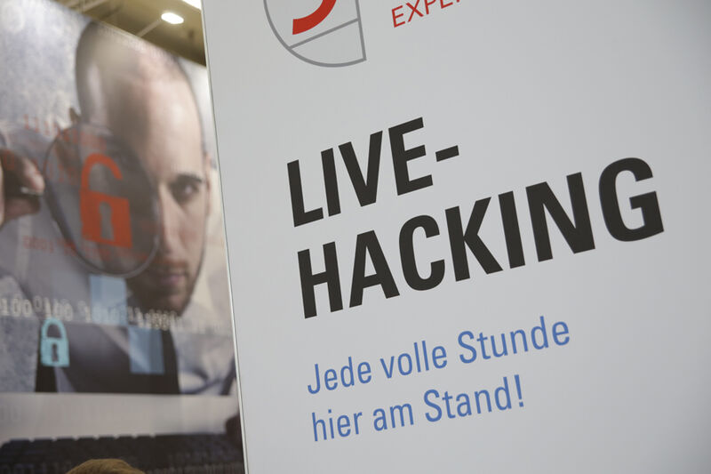 Live-Hacking auf der Bühne ... (NuernbergMesse / Thomas Geiger)