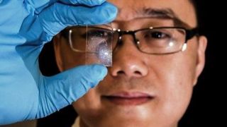 Assistant Professor Wang Quijie mit seinem Graphen-basierten Bildsensor ( NTU)