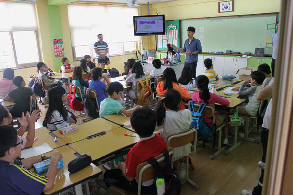 Ehrenamtlicher Dienst: Gerne beteiligen sich Mitarbeiter von Seoul Semiconductor an der technischen Ausbildung von Schülern. (Seoul Semiconductor)
