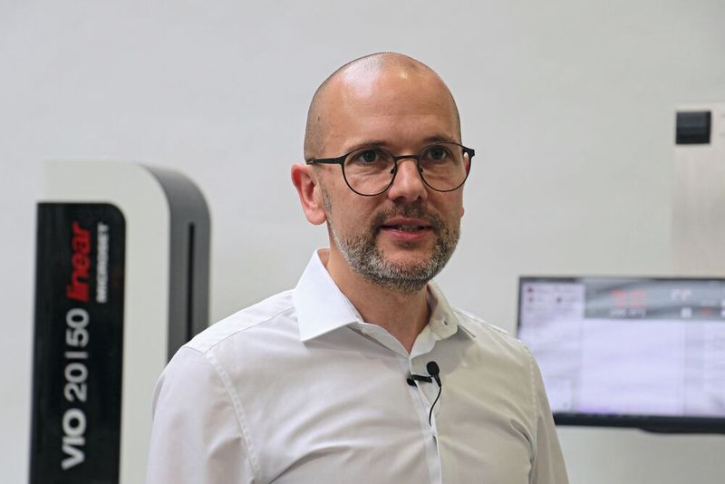 Christian Wenge, Vertriebsleiter bei der Firma BERG Spanntechnik: „Letztendlich gehen wir mit dem Werkzeugvoreinstellgerät Haimer Microset VIO linear einen Schritt in die Zukunft. Denn bei uns in der Fertigung dreht sich immer mehr um Automatisierung und Digitalisierung. Da ist dieses Gerät eine gute Wahl.“ (Bild: Haimer)