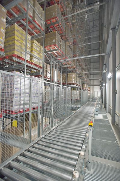 Blick in das höchste Automatiklager in Benelux. (Bild: Egemin)