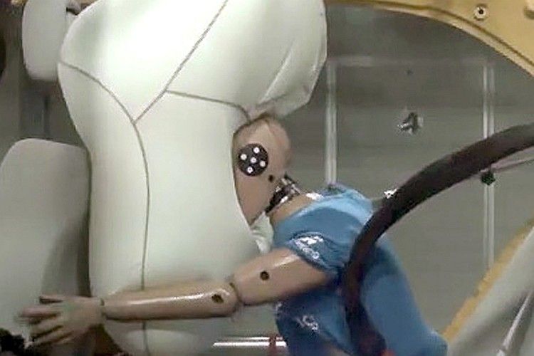 Der im Dach montierte Airbag ist unabhängig von der Position des Vordersitzes. (Foto: TRW)