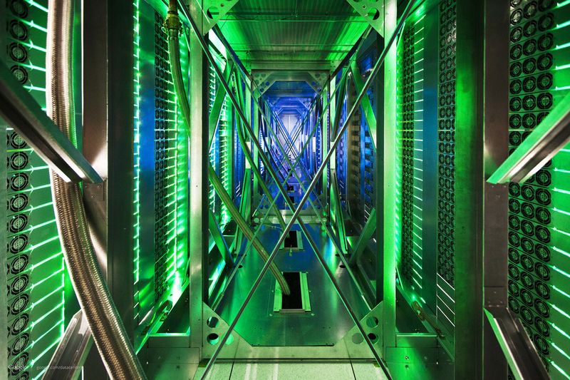 Google Datacenter: Alles im grünen Bereich, wie die entsprechenden Status-LEDs an den Servern zeigen. (Bild: Google)
