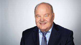 Albert Vetterl, Präsident und Landesinnungsmeister des Kraftfahrzeuggewerbes Bayern, befürchtet dramatische Folgen, sollte die Bundesregierung an den Sparplänen bei der Verkehrsinfrastruktur festhalten.  (Bild: Kfz-Gewerbe Bayern)