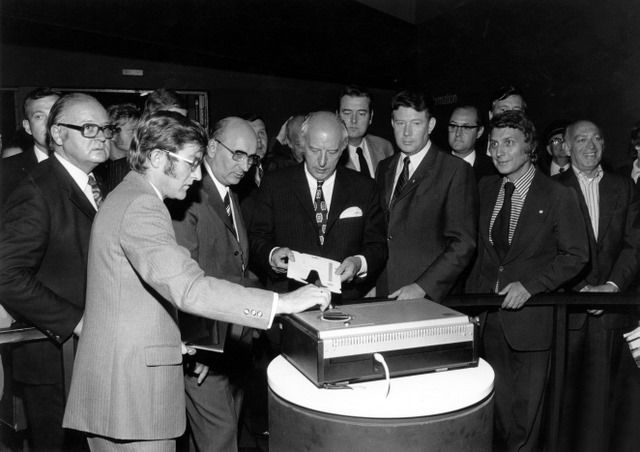 IFA-Historie: 1973 machte der damalige Bundesaußenminister Walter Scheel einen Rundgang durch die Hallen, hier am Stand des Farbbildplattengerätes von Telefunken / Teldec / Decca in Halle 21. (Archiv: Vogel Business Media)
