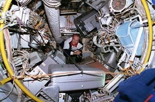 Astronaut Charles J. Precourt, Pilot der STS-71, schwebt während in das 