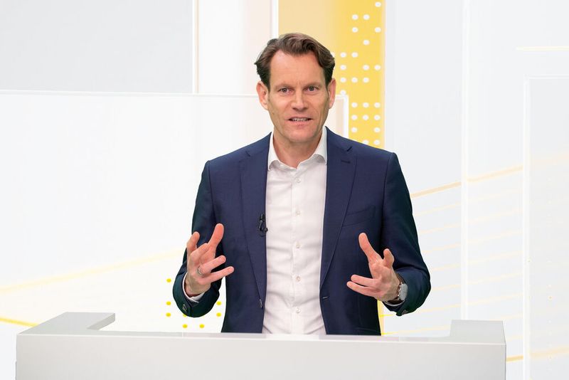 Continental-Chef Nikolai Setzer sieht die Software-Entwicklung als eine Kernkompetenz seines Unternehmens. Continental-Chef Nikolai Setzer sieht die Software-Entwicklung als eine Kernkompetenz seines Unternehmens.
