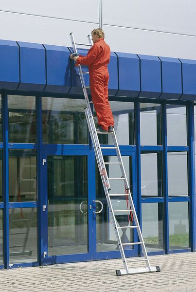 Eine Alu-Mehrzweckleiter ist verwendbar als Steh- oder Schiebeleiter: Die Trapezsprossen bilden aufgeschoben eine doppelte waagerechte Trittfläche. (Bild: Euroline)