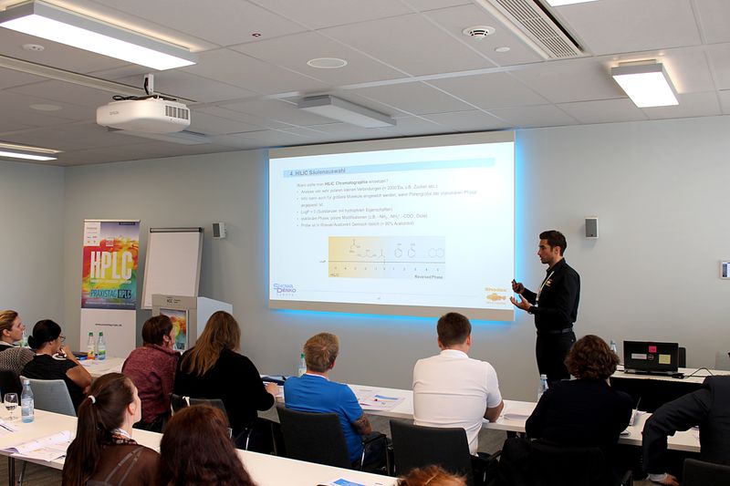 Parallel gibt Dr. Dennis Kühbeck von Showa Denko Europe im Nebenraum Einblicke zur richtigen Säulenwahl in der HPLC. (Bild: LABORPRAXIS)