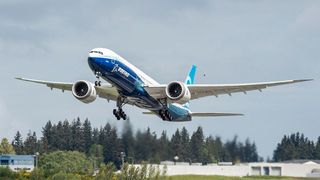 Die eh schon verzögerte Einführung der neuen Boeing 777-X wird nun durch einen weiteren Dämpfer für den Konzern weiter behindert. Denn bei Testflügen ergaben sich Probleme an Triebwerk-Tragflächen-Verbindungen. Doch da sei leider noch mehr nicht in Ordnung ... (Bild: Aviationfreaks)