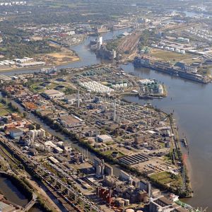 Rund 190 Tanks mit einem Fassungsvermögen von insgesamt 290.000 m³ befinden sich auf dem 500.000 m² großen Betriebsgeländer der H&R Ölwerke Schindler.