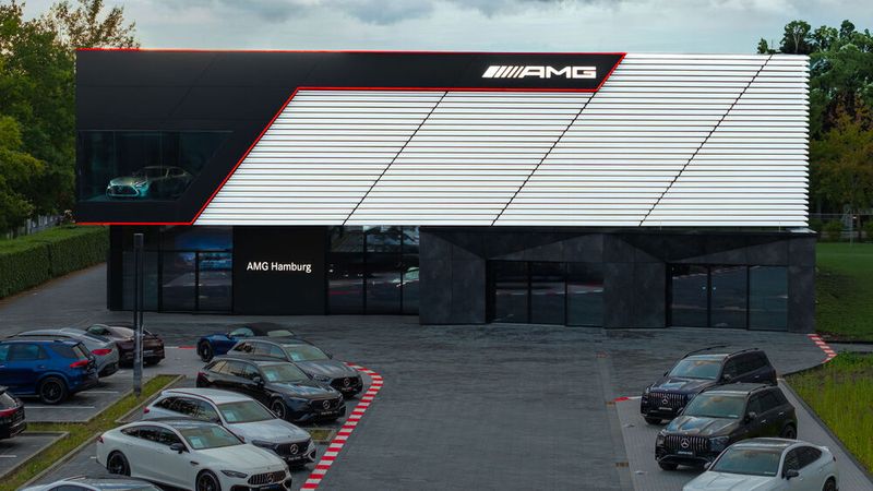 Am 18. September hat das deutschlandweit zweite AMG-Brand-Center in Hamburg offiziell seine Pforten geöffnet.(Bild:  © Mercedes-Benz Group AG)