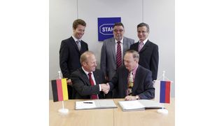 Bei der Vertragsunterzeichnung: Dr. Peter Völker, Vorstandsmitglied R. Stahl (sitzend links) und Anatoliy Davydenkov, Gesellschafter OOO R. Stahl (sitzend rechts). Bernd Marx (Bereichsleiter Finanz- und Rechnungswesen R. Stahl), Rüdiger Koch (Area Sales Manager R. Stahl) und Alexander Machmudov, Generaldirektor OOO R. Stahl (stehend, v.l.n.r). Bild: R. Stahl (Archiv: Vogel Business Media)