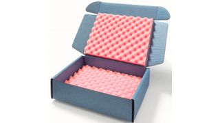 In Kartonagen mit antistatischem Schaum lassen sich elektronische Bauteile sicher transportieren und gegen schädliche elektrostatische Aufladung schützen. (ratioform)