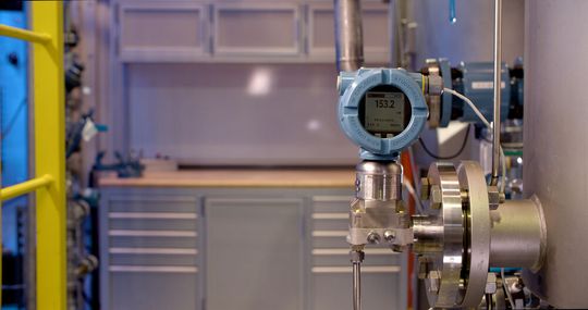 Der Druckmessumformer Rosemount 4051S von Emerson ermöglicht in einigen Anwendungen eine Echtzeitsteuerung, wodurch separate Geräte wie Druckschalter und Programmierbare Steuerungen (SPS) überflüssig werden.(Bild:  Emerson)