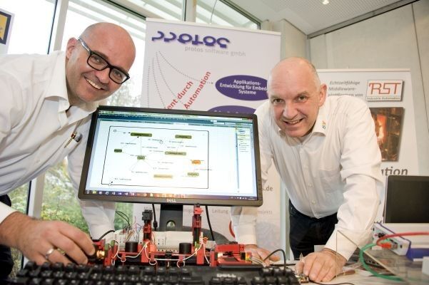 Embedded 4 You: Thomas Schütz (links) und Robert Schachner zeigen eine Anlagensteuerung im Modell. (Bild: Elisabeth Wiesner)
