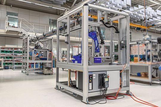 Die Roboterzelle kümmert sich um das Handling beim Hybridschweißen.(Bild:  Minitec)
