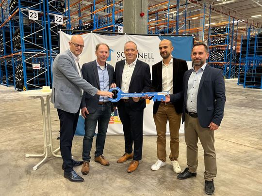 Obligatorische Schlüsselübergabe: Scannell Properties hat seine elfte Logistikimmobilie in Deutschland jetzt im unterfränkischen Kitzingen an den Reifen- und Felgengroßhändler Tyremotive übergeben.(Bild:  Scannell)