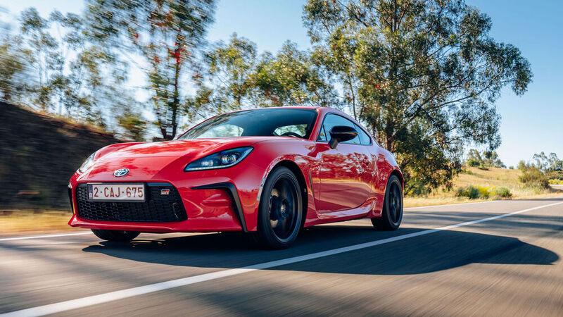 Der Vierzylinder-Boxer hat nun 2,4 statt Zweiliter Hubraum, das Drehmoment springt um 45 Newtonmeter auf 250, im Fahrzeugschein stehen jetzt 172 kW/234 PS – und damit 34 PS mehr als bisher. (Bild: Toyota)