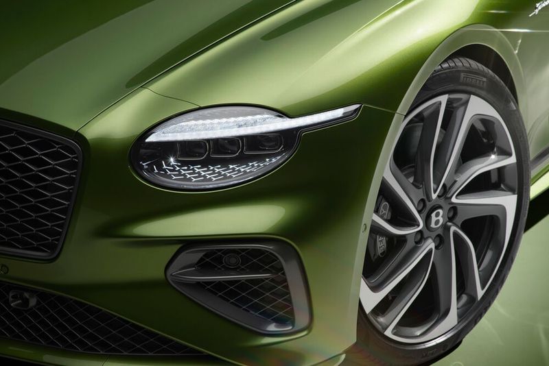 Markant beim neuen Continental sind die ovalen Scheinwerfereinheiten mit einem zipfelartig verlängertem LED-Tagfahrlicht. (Bild: Bentley)