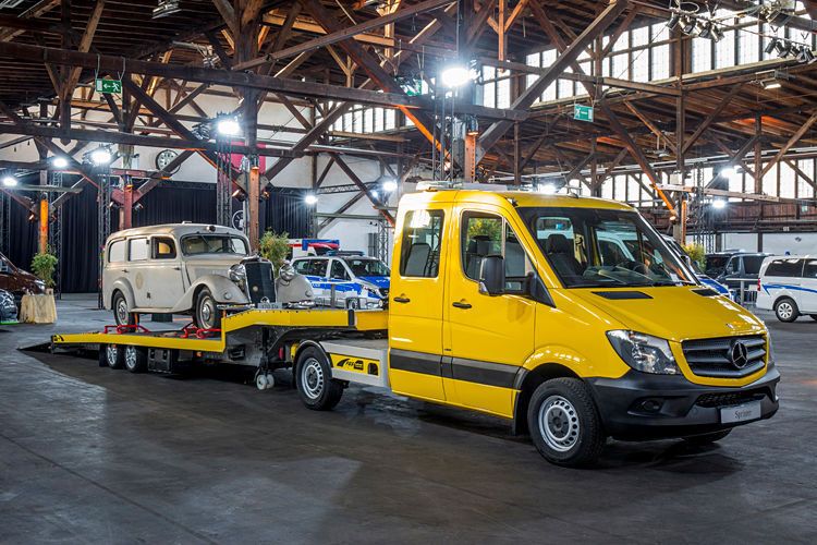 Der Sprinter mit Doppelkabine wurde von FGS zur Sattelzugmaschine plus Sattelauflieger umgebaut. Mit 8,4 Meter langem Schwanenhals-Auflieger kann er Fahrzeuge bis 3,3 Tonnen Gewicht transportieren. (Foto: Daimler)