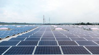 Auf den Dächern von Lagerhallen ist oft genug Platz um eine leistungsstarke Solaranlage zu installieren. (Fronius)