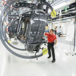 Neben den FTS werden zudem Schwerlast- und Dreh-Hub-Gehänge eingesetzt. Die Gehänge können die Karosserieteile um 110 Grad in beide Richtungen drehen, damit die Mitarbeiter ergonomisch an den Bauteilen arbeiten können. (Bild:  Siemens AG)