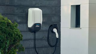 Wallboxen sind wichtig für E-Autofahrer – und laut der Bundesnetzagentur auch sicher in der Bedienung. (Bild: Ampnet/Ford)