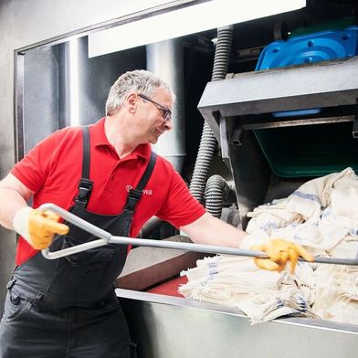 Mewa-Putztücher im Servicekreislauf gelten nicht als Abfall im Sinne des europäischen Abfallrechts, sondern werden vom Dienstleister gewaschen und können wieder benutzt werden. (Bild: ROBERTINO NIKOLIC)