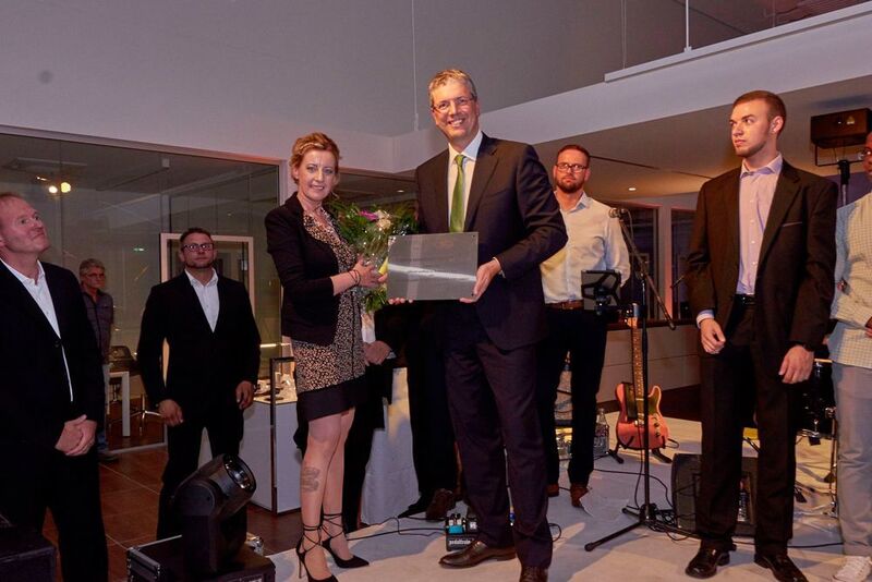 Peter Modelhart, Geschäftsführer von Jaguar Land Rover Deutschland, gratulierte der Stopka-Geschäftsführerin Melanie Everschneider persönlich. (Autohaus Stopka)