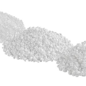 Die Dichten der neuen Partikelschäume von Ensinger können kundenspezifisch angepasst werden. Hier sieht man drei Beispiele aus Polycarbonat (PC). Das Spektrum reiche von ultraleicht bis dicht und damit fest genug für tragende Teile.(Bild:  Ensinger)