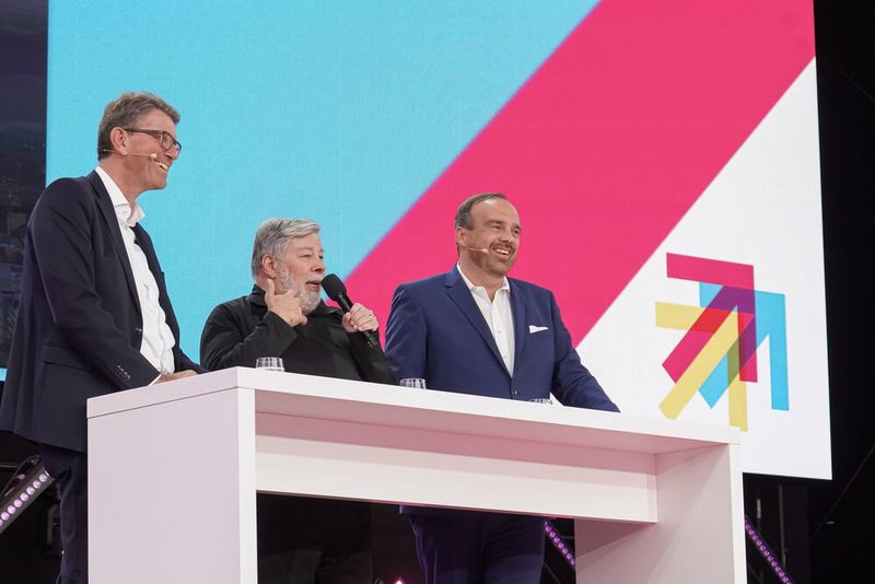 „Entrepreneurship à la Silicon Valley“: Panel mit Dr. Wolfgang Weimer, Gründer und Herausgeber Cicero, Steve Wozniak, Mitbegründer von Apple Computer, und Hagen Rickmann, Geschäftsführer Geschäftskunden der Telekom (v. r.) (© Deutsche Telekom)