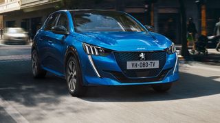 Peugeot legt seinen Kleinwagen 208 neu auf und bietet diesen auch von Anfang an als E-Modell an. (Peugeot)