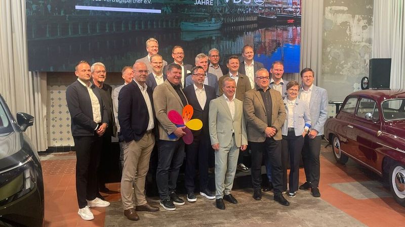 Gruppenbild zum Abschluss: Vertreter des Importeurs und des Händlerverbands. (Bild: Grimm – VCG)