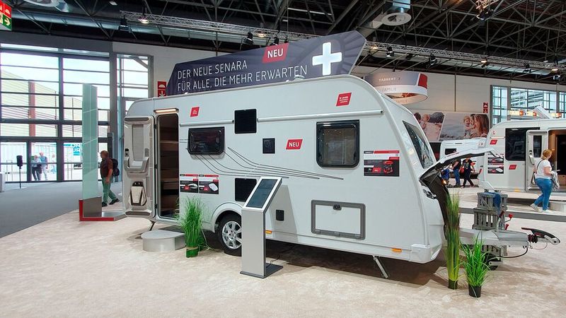 Wie bei den Reisemobilen steigt auch bei den Wohnwagen die Preissensibilität. Tabbert präsentiert in Düsseldorf eine neue Baureihe in der Einsteigerklasse: Geplant sind sechs Grundrisse – vom kompakten Reisewohnwagen bis zum Großraumcaravan. Preislich startet der Wohnwagen bei knapp 25.500 Euro. (Bild: Mauritz – VCG)