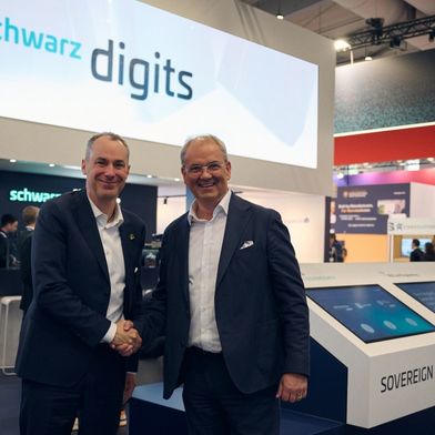 Cedrik Neike (links), Mitglied des Vorstands der Siemens AG und CEO von Siemens Digital Industries, und Bernie Wagner, CSO von Schwarz Digits, nach der Vertragsunterzeichnung auf der Hannover Messe 2026. (Bild: Jonathan Schule/Schwarz Digits)
