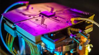 Universal Quantum arbeitet mit Ionenfallen: Anstelle einer komplexen laserbasierten Technologie werden Quanteninformationen durch Anlegen von Spannungen an einen Mikrochip analog zu einem klassischen Transistor unter Nutzung von ultraschnellen elektrische Feldverbindungen verarbeitet.  (niversal Quantum )