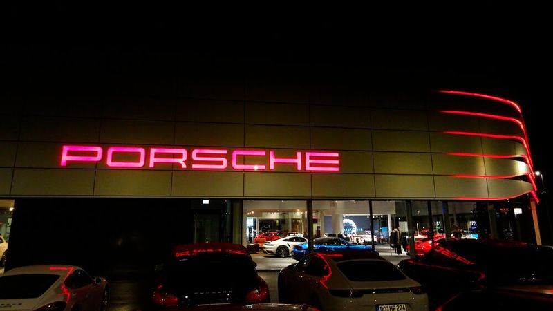 Die Bauzeit des neuen Porsche-Zentrums in Dortmund betrug 18 Monate. (Seyerlein/»kfz-betrieb«)