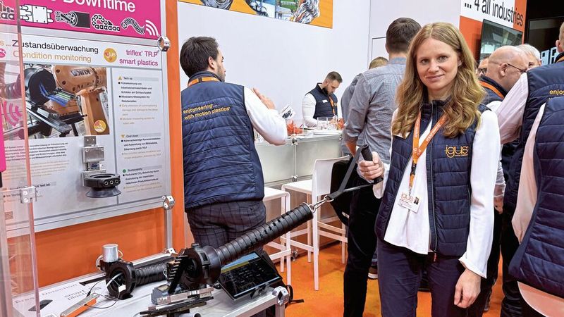 Igus TR.P: PR-Managerin Anja Görtz-Olscher demonstriert den Zugkraftsensor am Messestand.(Bild:  Manuel Christa)