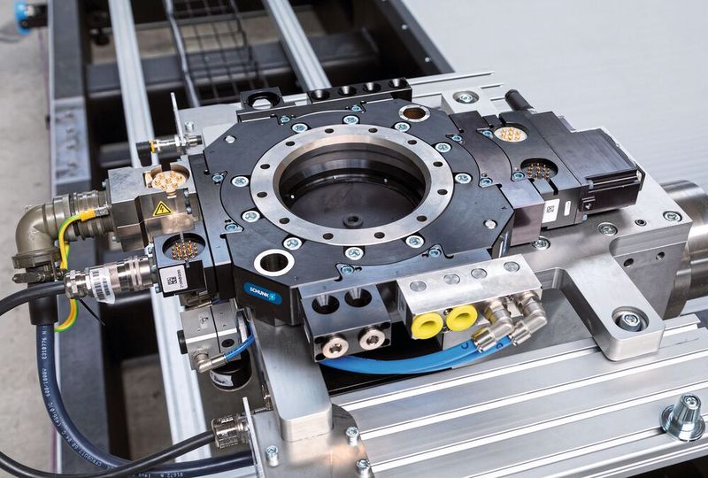 Schnellwechseladapter SWA auf der Werkzeugablage.  (Bild: SCHUNK)