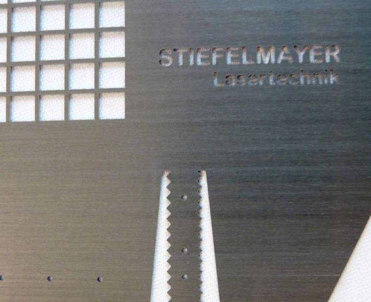 Mit der Laserschneidmaschine lassen sich exakte Strukturen und saubere Kanten realisieren.  (Bild: Michel)
