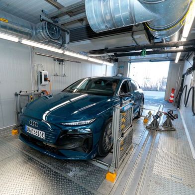 Aus dem praxisnahen Prüfstandtest des ADAC ging Audis A6 Avant E-Tron als klarer Sieger hervor.
 (Bild: ADAC/ABGEDREHT)