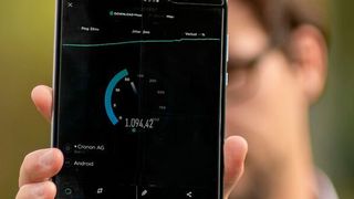 Speed - das erwarten die Verbraucher von 5G. In der industriellen Anwendung zählen hingegen noch weitere "Tugenden" des neuen Mobilfunkstandards. (gemeinfrei)