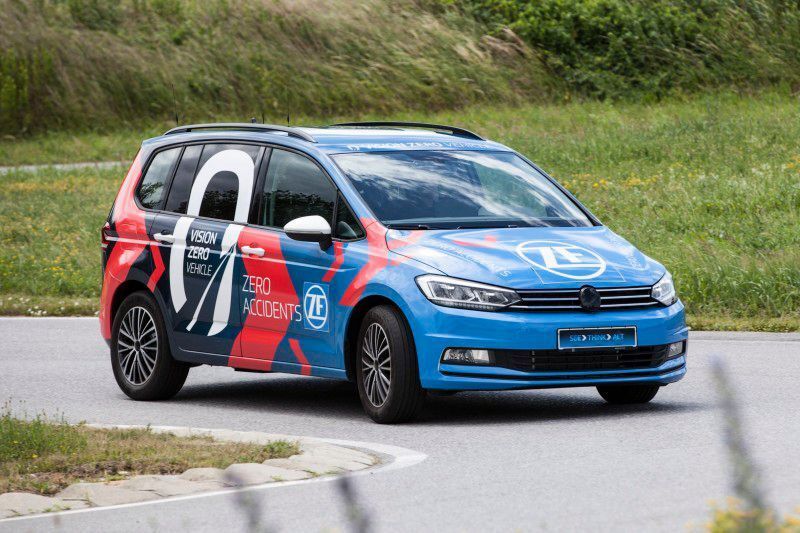 Vision Zero Vehicle von ZF: Der ‘Driver Distraction Assist’ erkennt, wenn der Fahrer abgelenkt ist und ‘Wrong-way Inhibit’ wirkt dem Geisterfahrten entgegen.  (ZF Friedrichshafen AG)